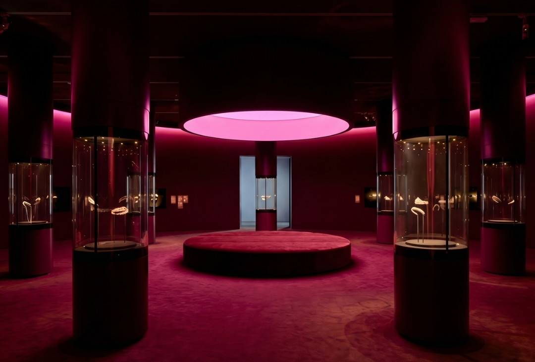 Cartier sergisi NGV Melbourne kırmızı sergi salonu görünümü