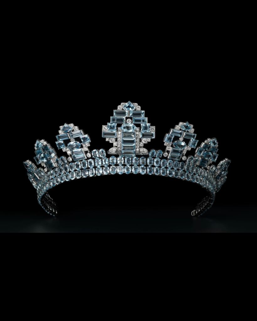 Cartier tiara salonundan mavi taşlı taç görünümü